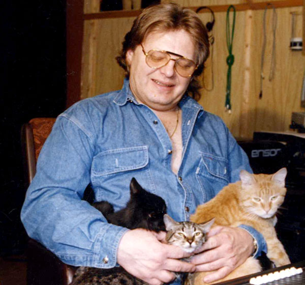 75-летний Юрий Антонов считает кошек мудрее людей