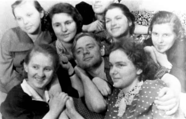 Юный Юра (в центре) был окружен заботой и любовью сокурсниц по Московскому государственному пединституту им. Ленина (60-е)
