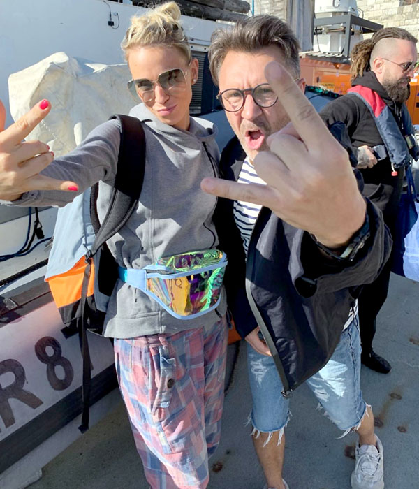 Варвара Визбор уверяет, что похожа на деда любовью к путешествиям и к общению с добрыми людьми (на фото певица с коллегой Сергеем Шнуровым)