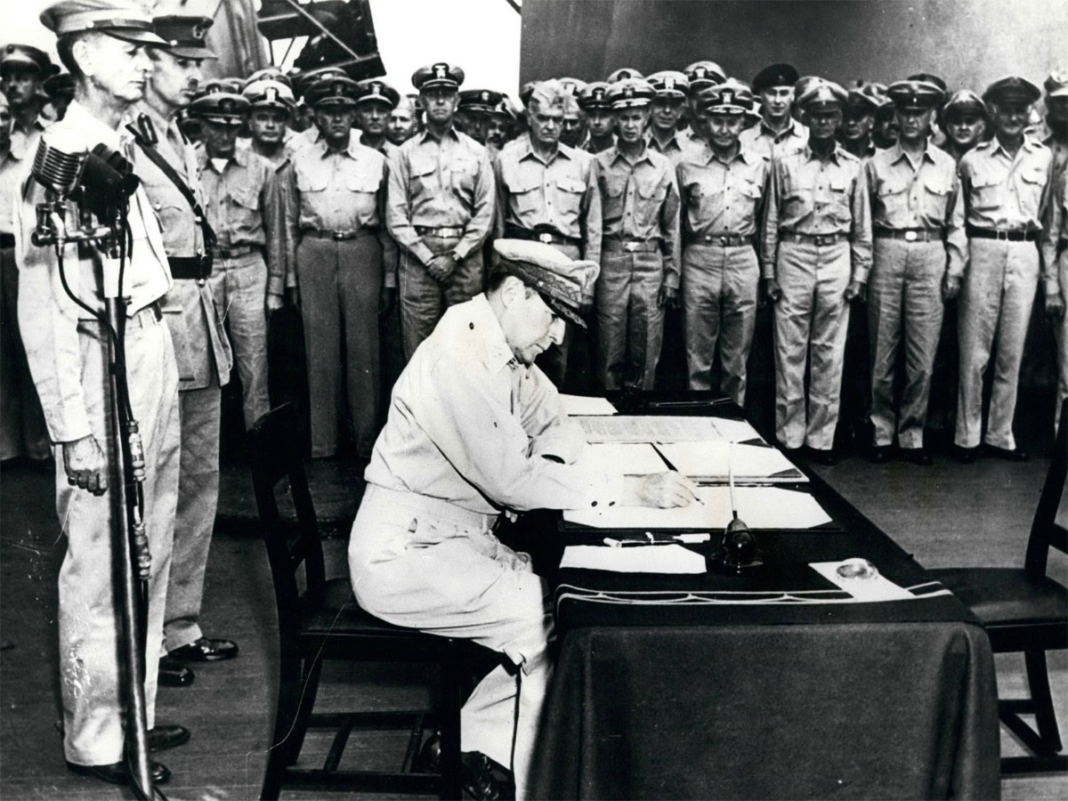 Подписание акта о безоговорочной капитуляции Японии. На фото документ подписывает представитель США генерал Дуглас Макартур. Позже он будет настаивать на ядерной бомбардировке СССР