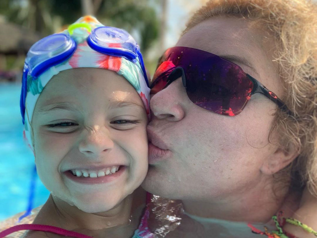 Видео с дочерью Тимати и Симоной на ферме