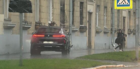 Машина главы Фрунзенского района Константина Серова с блатными номерами «С111СС» попала в сеть во время езды по тротуару