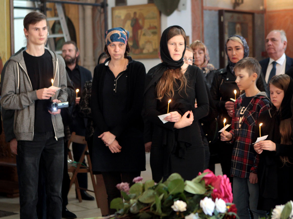 Вдова Владимира Чуприкова (в черном платке) в окружении его наследников