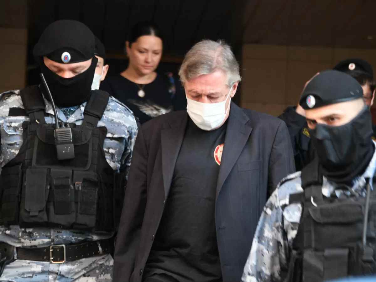 Стало известно, как Ефремов ведет себя в СИЗО