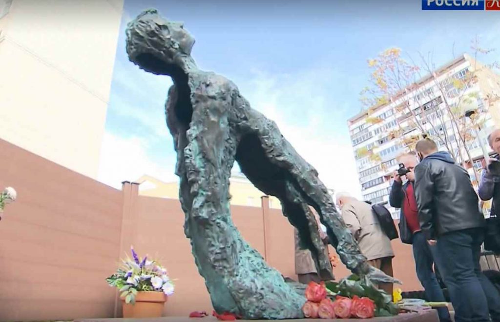 Памятник Сергею Есенину вызвал возмущение москвичей