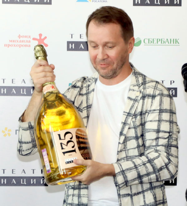 К юбилею театра Миронову подарили спецшампанское