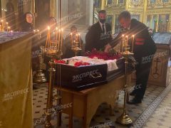 Убитый горем Конкин едва держался на ногах у гроба утонувшей дочери