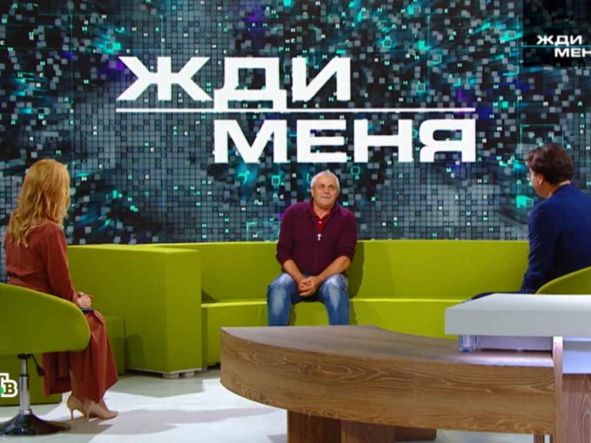 В программе "Жди меня" найдут адресатов открыток, подписанных космонавтом Комаровым