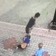 Женщина тащит ребенка за ногу