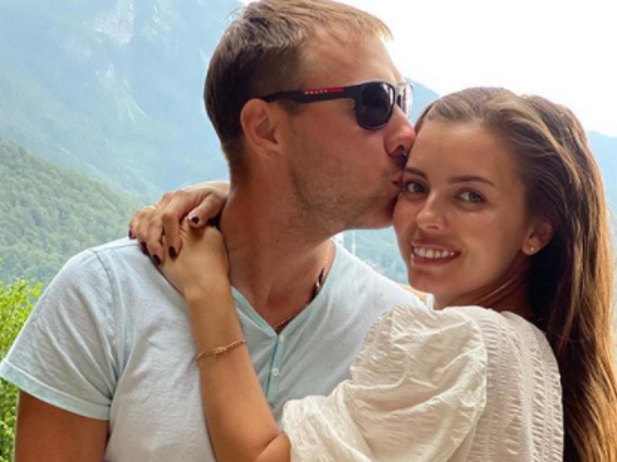 Жену Антона Шипулина выписали из роддома