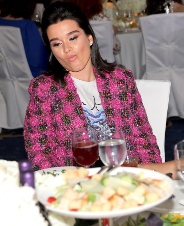 Бородина, как всегда, мешала красное и белое