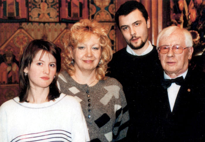 Татьяна Карева-Саульская со знаменитым мужем и его близнецами - Анной и Романом