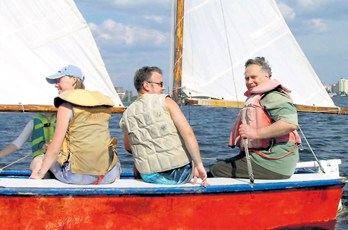 Любовь к парусникам Владислав Петрович (справа) пронес через всю жизнь