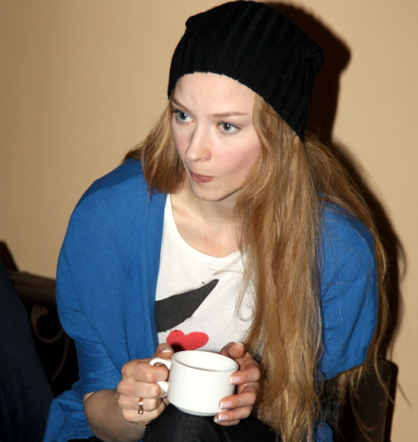 Актриса Cветлана Ходченкова согревается чаем с медом