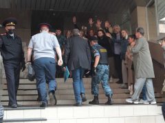 Михаила Ефремова заводят в здание суда