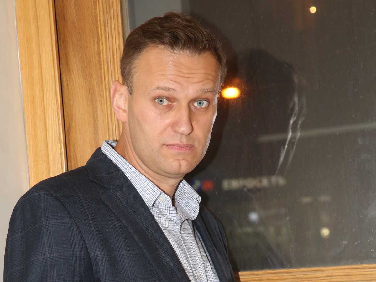 Алексей Навальный уже может вставать с кровати