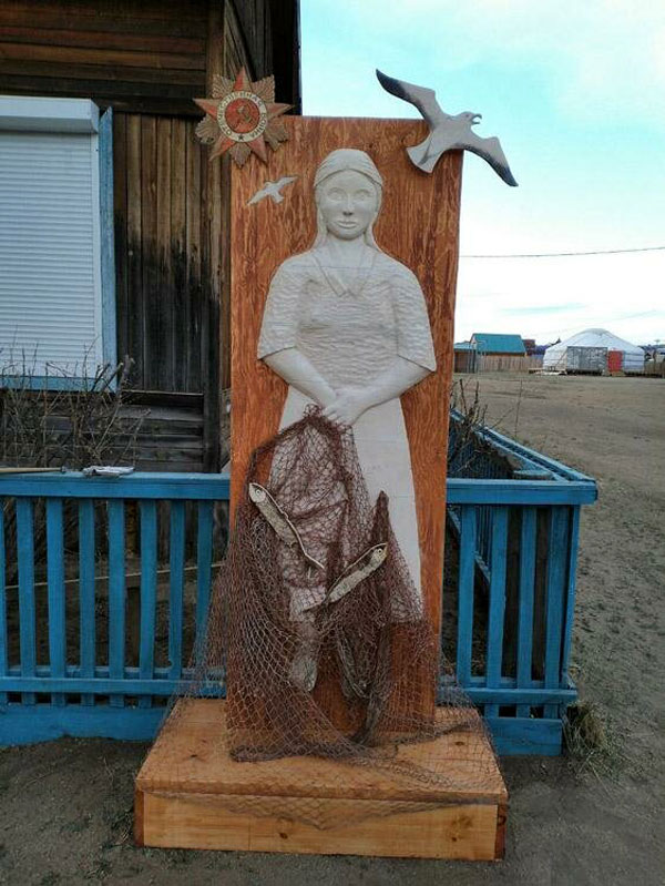Памятник работницам местного рыболовецкого завода