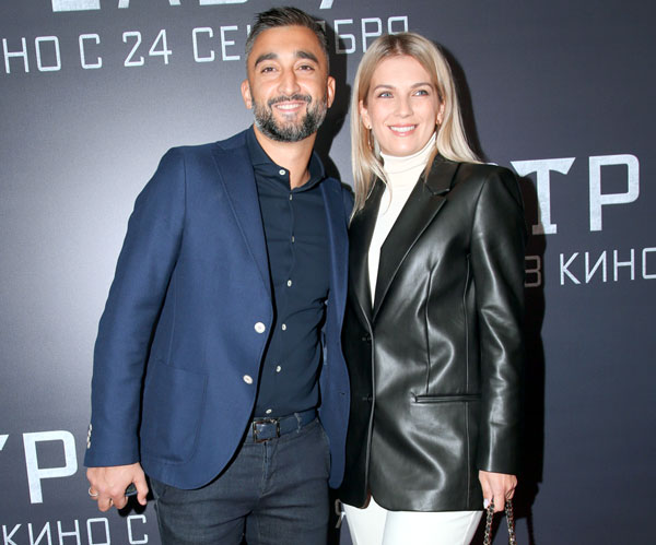 Александр Самедов пришел с женой Юлей