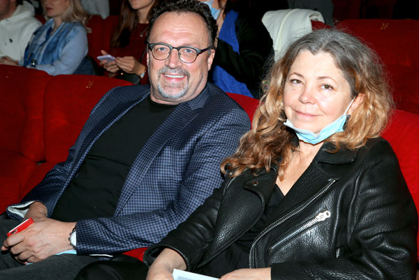 Комментатор Виктор Гусев скоро отметит 65-летие, а через год 35 лет исполнится его выдержавшему левак браку с Ольгой