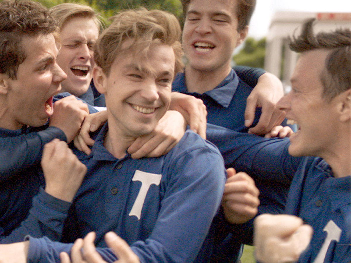 Стрельцов, как может показаться во время просмотра фильма, заводился, когда ребята обнимали и целовали его после гола