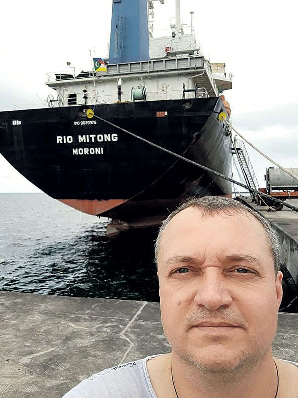 Алексей Перфильев у судна Rio Mitong