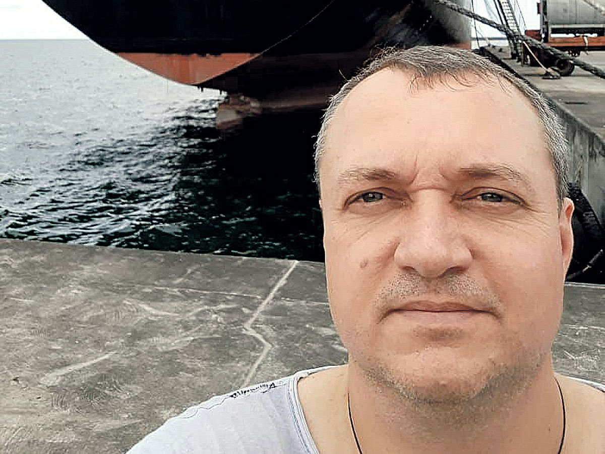 Алексей Перфильев у судна Rio Mitong