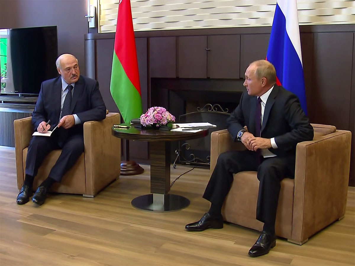 Путин лично проводит Лукашенко на пенсию