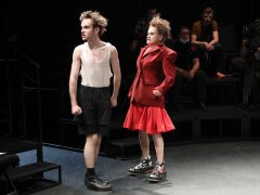 СЦЕНА ИЗ СПЕКТАКЛЯ «ЛЕКАРЬ ПОНЕВОЛЕ»