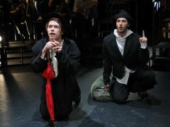 СЦЕНА ИЗ СПЕКТАКЛЯ «ЛЕКАРЬ ПОНЕВОЛЕ»