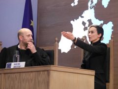 СЦЕНА ИЗ СПЕКТАКЛЯ «РАЗБИТЫЙ КУВШИН»