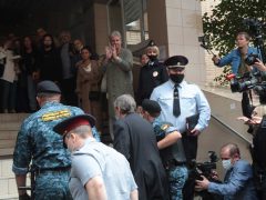 Сестра Михаила Ефремова Анастасия (с поднятыми руками) приветствует его у здания суда