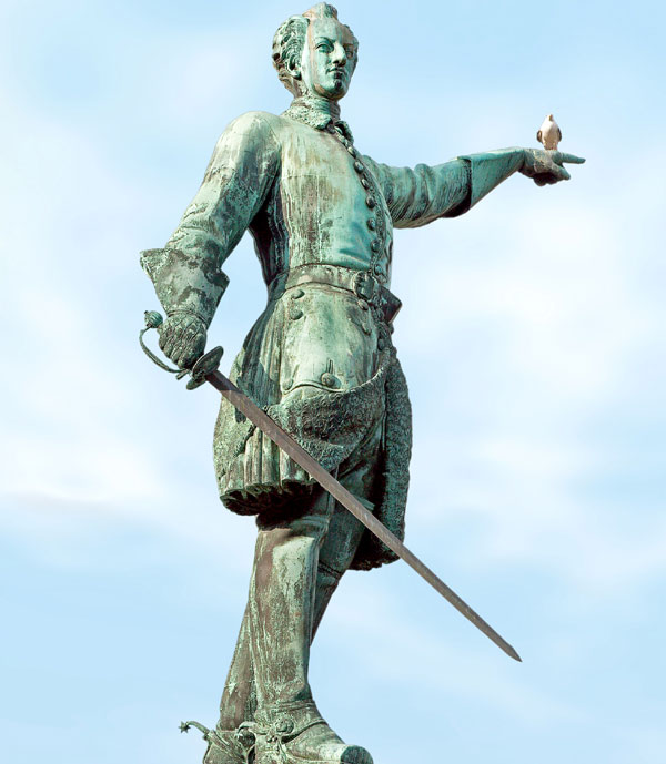 Памятник Карлу XII в Стокгольме показывает в сторону России