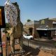 Христиане требуют снести статую динозавра