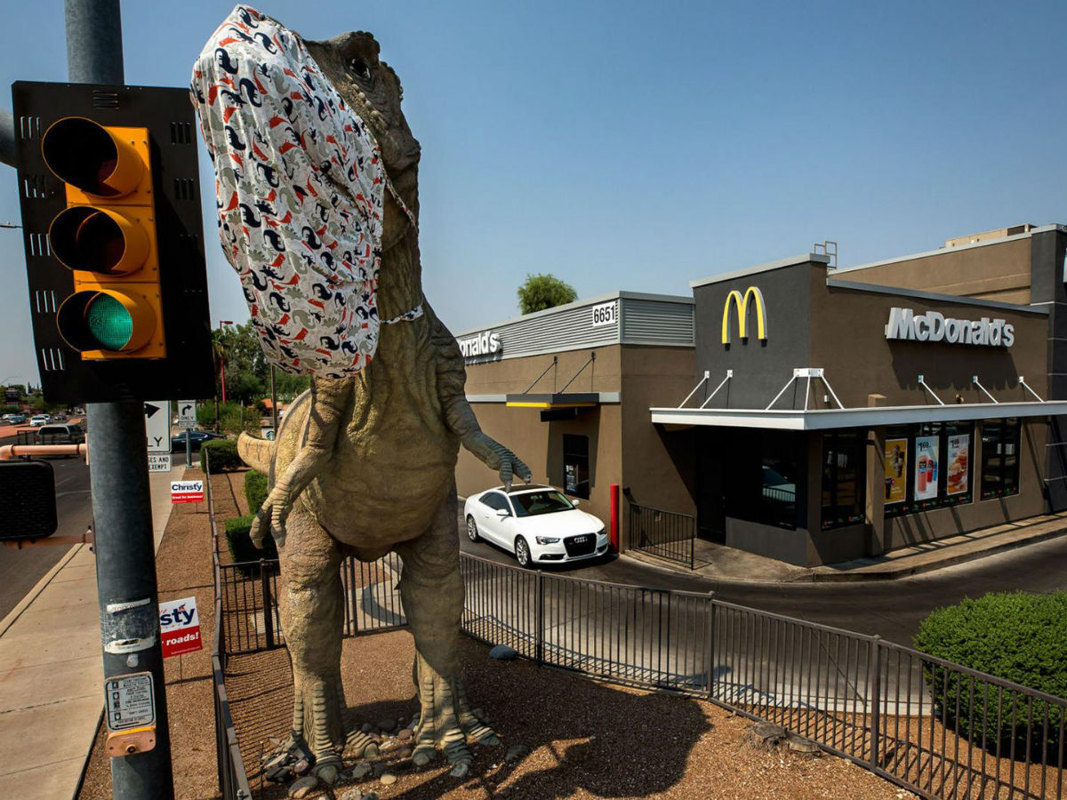 Христиане требуют снести статую динозавра