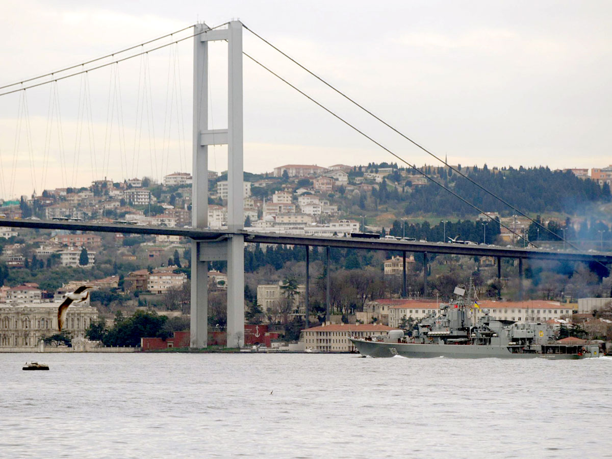 Военные корабли - постоянные гости в Босфорском проливе