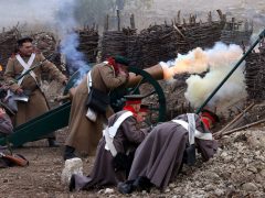 Реконструкторы ежегодно собираются в Крыму поиграть в войнушку. Фото: Сергей Мальгавко/© «ИТАР-ТАСС»