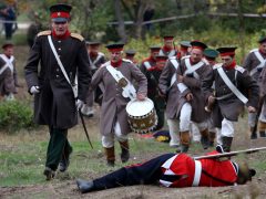 Реконструкторы ежегодно собираются в Крыму поиграть в войнушку. Фото: Сергей Мальгавко/© «ИТАР-ТАСС»