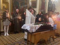 Владимир Конкин у гроба дочери Софии