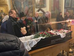 Владимир Конкин у гроба дочери Софии