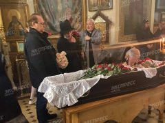 Владимир Конкин у гроба дочери Софии