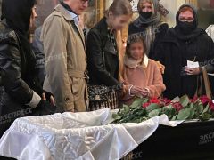 Внучка Владимира Конкина у гроба мамы