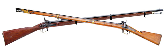 Винтовка Энфилда (прикладом налево) мало чем отличалась от русского ружья