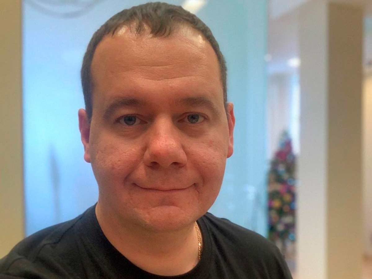 Депутату пришлось объясняться за фото с ванной с дорогим шампанским