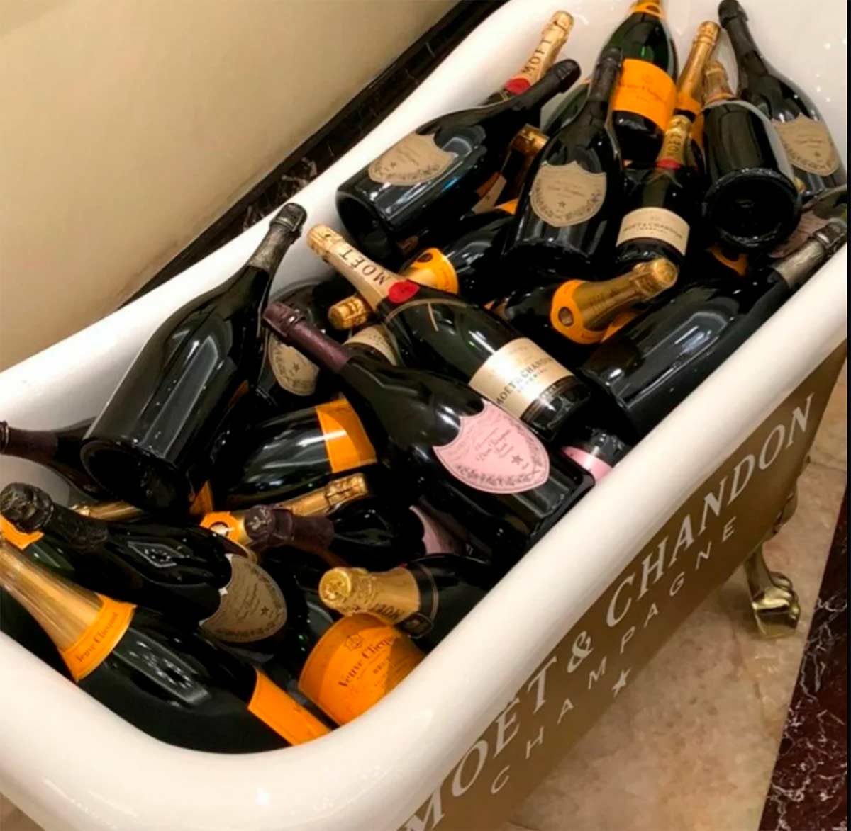 Депутату пришлось объясняться за фото с ванной с дорогим шампанским