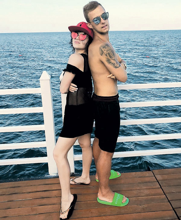 Аделина роман с футболистом скрывает