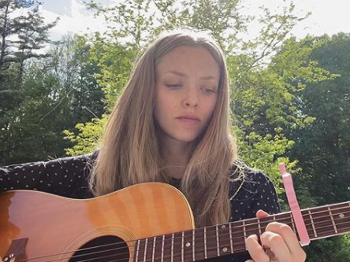 Фото беременной Аманды Сейфрид