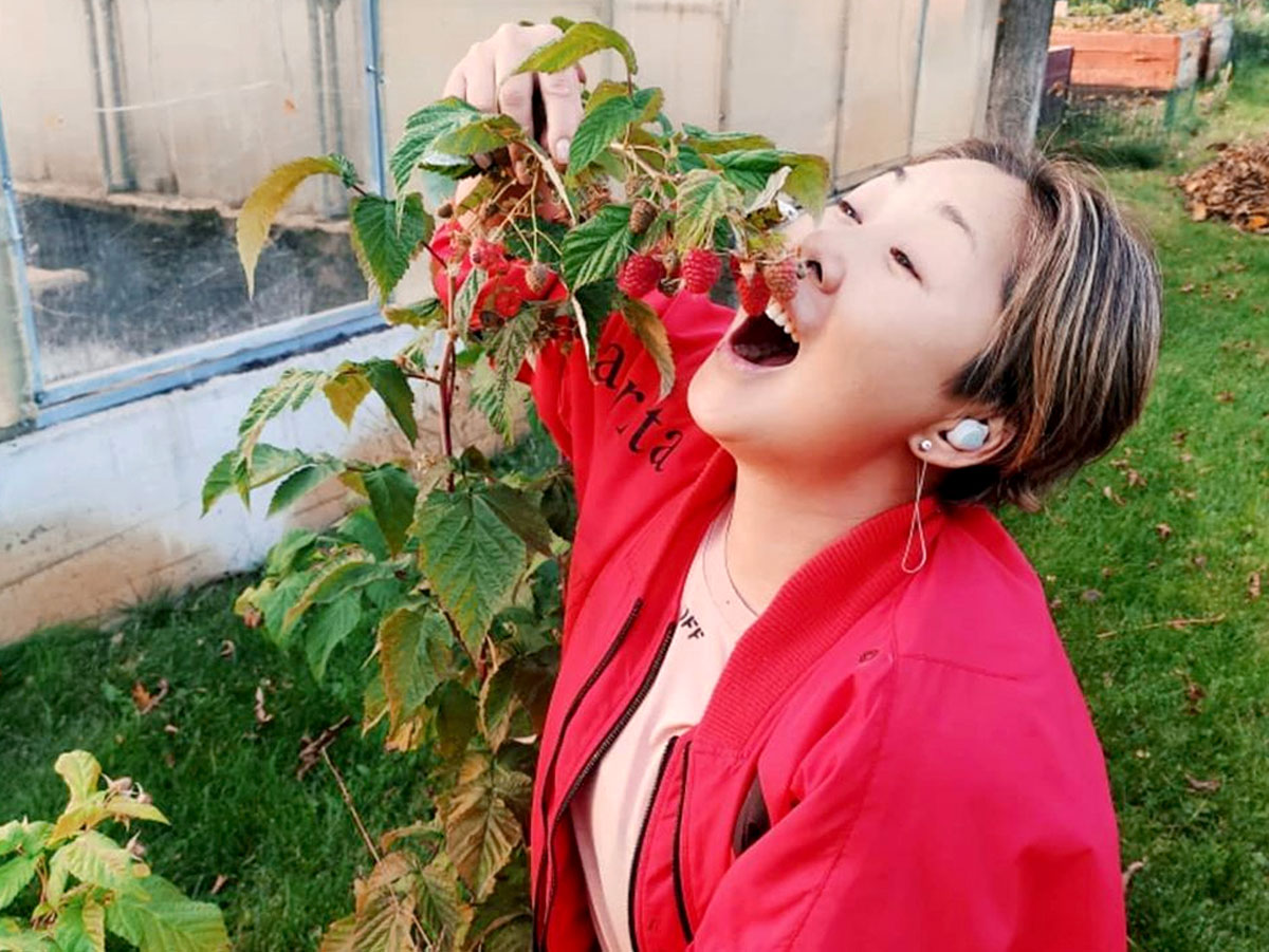 49-летняя певица и урожаем малины недовольна
