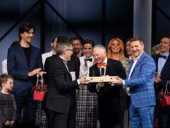 Анатолий Карпов дарит шахматы для Тима Райса