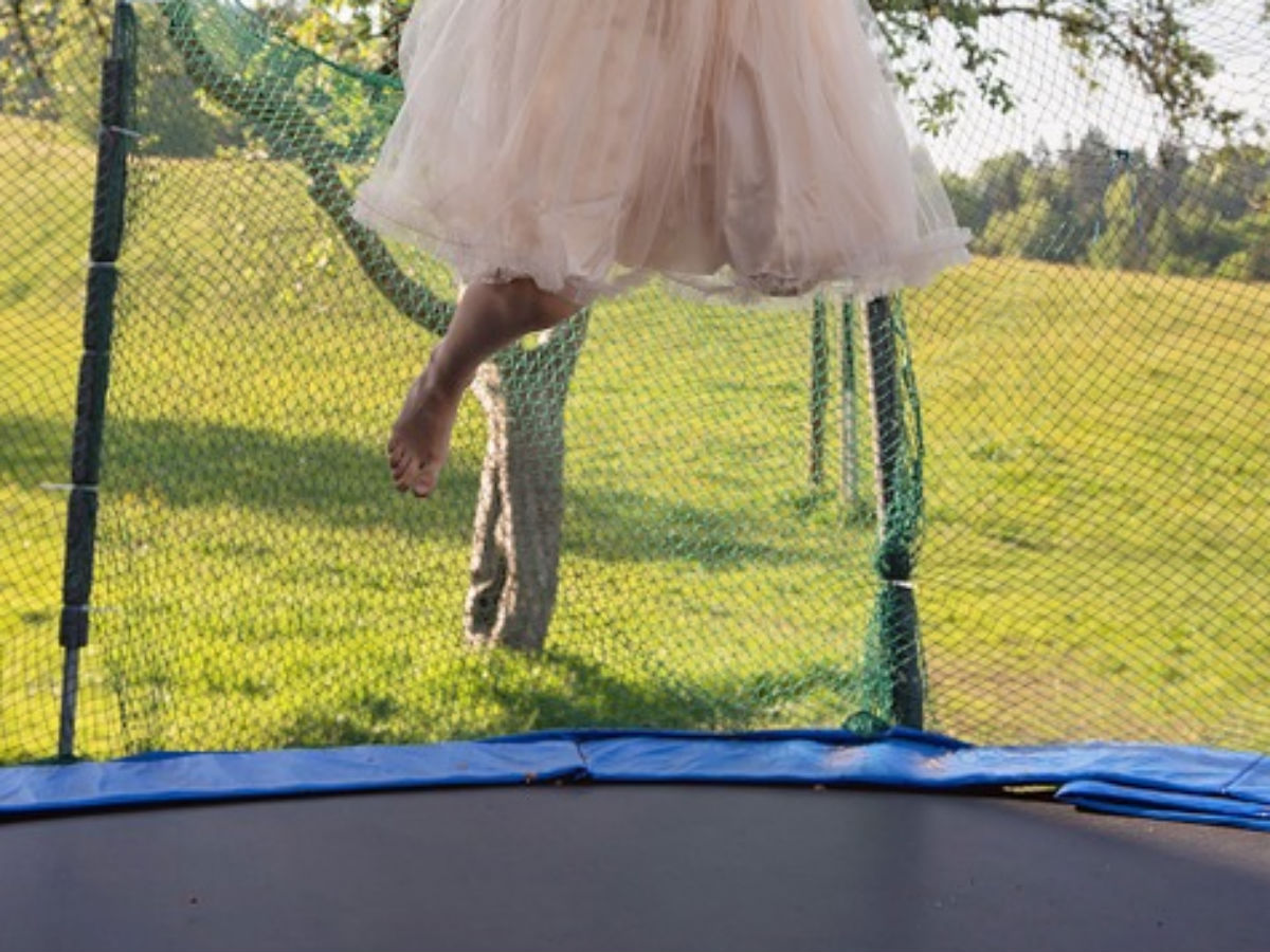 Опасность прыжков на батуте