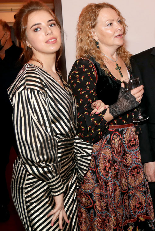 София и Наталья Владимировна, дочь и жена Анатолия Карпова, в надежде на встречу с Пугачевой надели лучшие платья